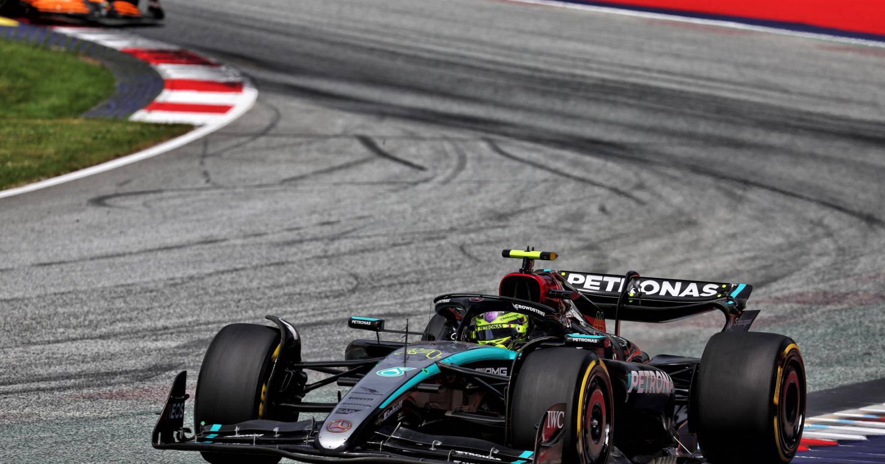 Hamilton met en garde Verstappen et Norris contre « la poursuite du match » Hamilton met en garde Verstappen et Norris contre « la poursuite du match »