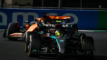 Hamilton eist grote veranderingen van Mercedes