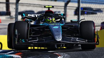 Hamilton met handen in het haar door onvoorspelbare Mercedes