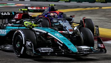 Hamilton onthult woede richting Mercedes, Russell haakt in: "Wist dat hij niet blij ging zijn!"