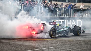 Hamilton herenigd met legendarische Mercedes-bolides: "Beste tijd van mijn leven"