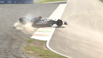 Magnussen vliegt hard van de baan, zorgt voor tweede rode vlag