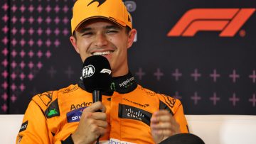 Norris treedt aan met helm in kleuren van gebroken trofee Verstappen