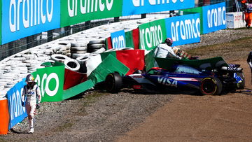 Zware crash Ricciardo en Albon in GP Japan
