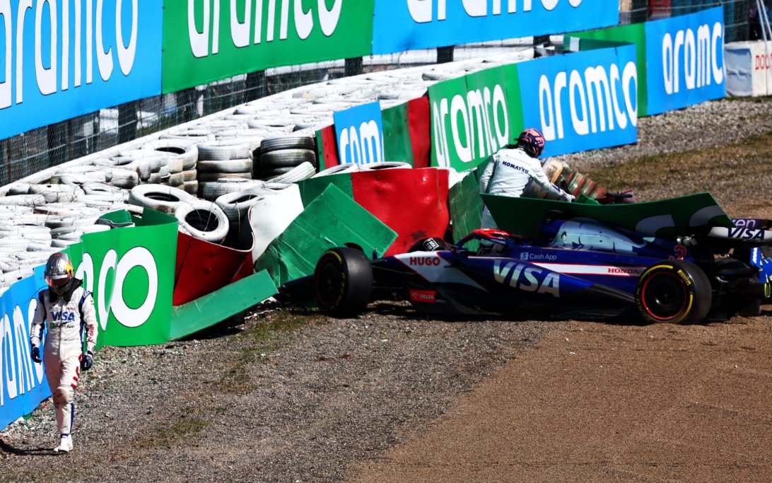 Ricciardo Albon crash Japan