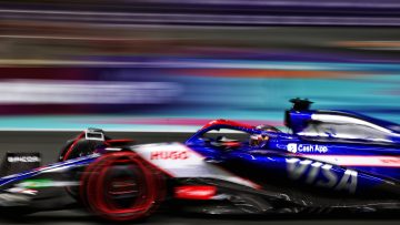 Gefrustreerde Ricciardo wijst naar zijn auto na dramatisch weekend: "Pijnlijk"