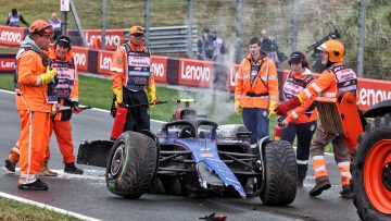 Video: Sargeant schrijft Williams af met kneiterharde crash op Zandvoort