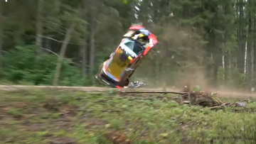 Video: rallycoureur heeft engeltje op zijn schouder bij verwoestende crash