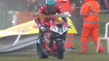 Video: Motorcoureur ontsnapt op miraculeuze wijze aan harde crash