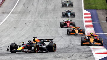 Uitgedaagde Verstappen ontworstelt zich aan vechtende McLarens in Oostenrijk