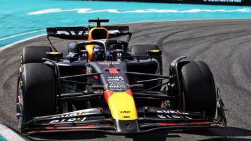 Ontketende Norris verslaat Verstappen en safety car en pakt eerste zege in Miami