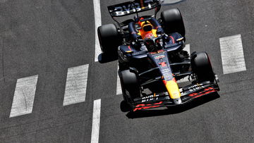 Video: Verstappen raakt de muur en loopt kans op pole mis in Monaco