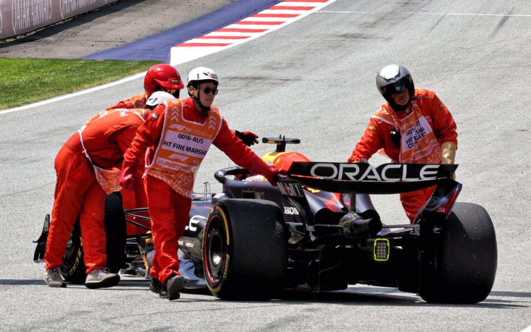 Verstappen engine failure FP1 Austria