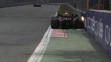 Video: Verstappen komt goed weg bij Wall of Champions