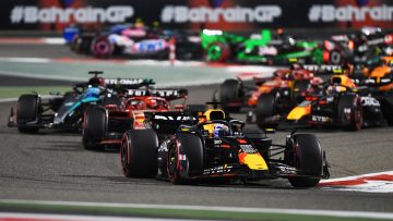 Samenvatting: Verstappen houdt huis tijdens GP Bahrein