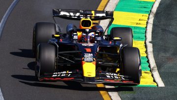 Video: Balende Verstappen valt uit in Australië vanwege brandende Red Bull-remmen