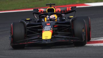 Verstappen laat iedereen zijn hielen zien met overtuigende pole in China