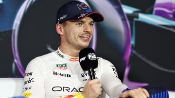 Verstappen krijgt lachers op zijn hand tijdens persconferentie in Miami