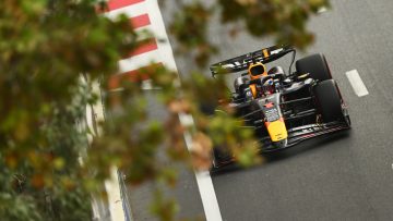 Verstappen werkt keurige generale af in rommelige training Bakoe