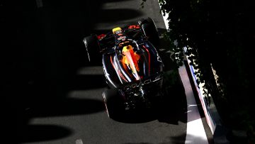 Worstelende Verstappen krijgt flinke tik in GP Bakoe, Piastri wint spektakelstuk