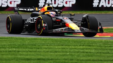 Live reacties na overtuigende poleposition Verstappen in Australië