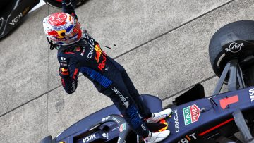 Onaantastbare Verstappen rijdt dwars door alle Red Bull-stormen heen