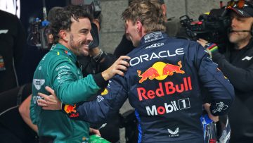 Alonso krijgt lachers op zijn hand na ludieke opmerking over gridstraf Verstappen