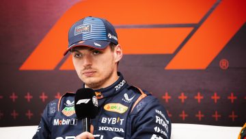 Button haalt uit naar FIA na 'schokkende' straf Verstappen