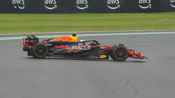 Video: Verstappen spint in verraderlijke omstandigheden
