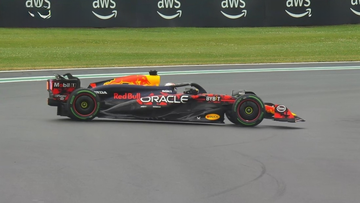 Video: Verstappen spint in verraderlijke omstandigheden