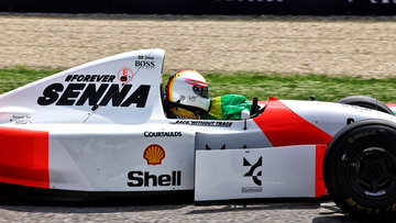 Video: Vettel met bijzonder eerbetoon aan Senna in Imola