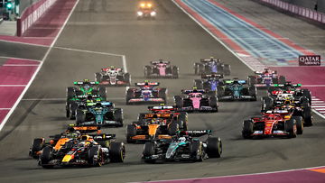 Chaotische start GP Qatar zorgt gelijk voor safety car