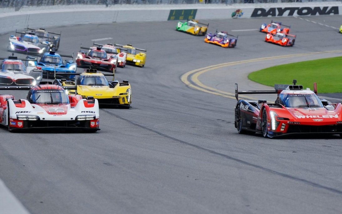 Daytona 2024 #31: Whelen Cadillac Racing, Cadillac V-Series.R, GTP: Pipo Derani, Jack Aitken, Tom Blomqvist, #7: Porsche Penske Motorsports, Porsche 963, GTP: Matt Campbell, Felipe Nasr, Dane Cameron, Josef Newgarden