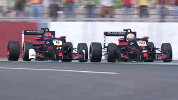 Grijnzende Verstappen toont in sim aan: "Zij aan zij door Copse kan dus wél"