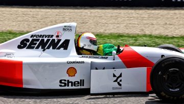 Video: Vettel met bijzonder eerbetoon aan Senna in Imola