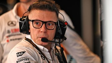 Engineer Hamilton lovend na afscheidsrace: "Dat kan hij als geen ander!"