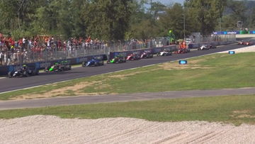 Wanvertoning in F3 leidt tot bizarre crash Van Hoepen