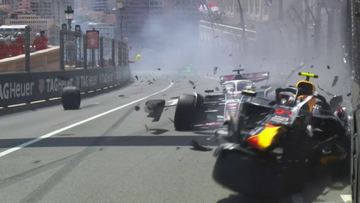 Perez stuurloos in snoeiharde startcrash GP Monaco