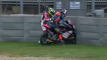 Video: Foutje, bedankt! Moto3-coureur stapt op verkeerde machine na crash