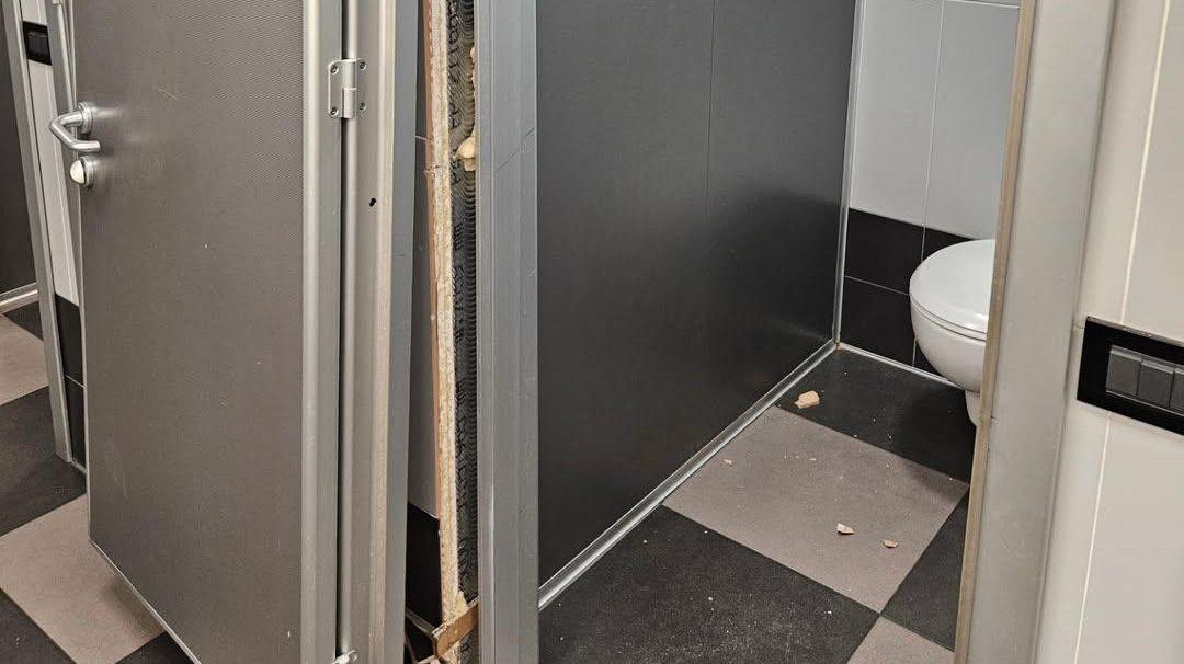 Villeneuve toilet locked in