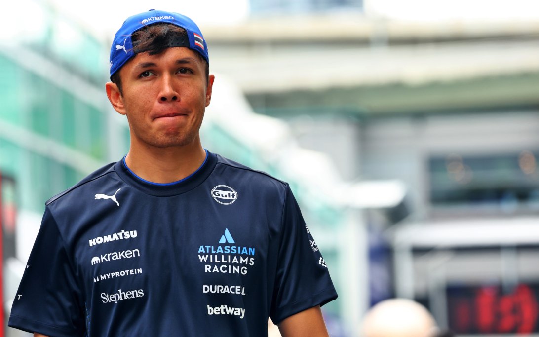 Alex Albon Reafirma su Compromiso con Williams en Medio de un Gran Avance de Rendimiento