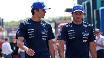 Albon bloeit op in nieuwe samenwerking: "Heel anders dan naast Verstappen"
