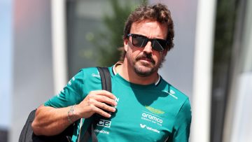 Aston Martin geeft verklaring voor aan de kant houden Alonso