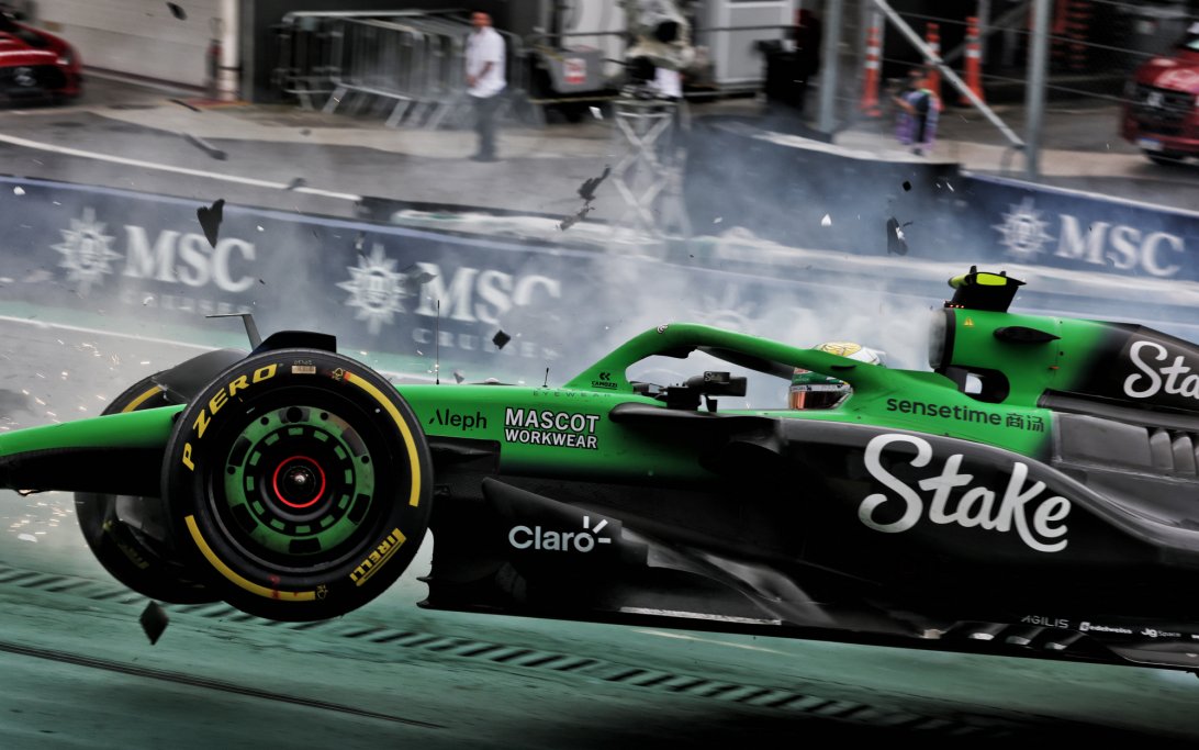 Gabriel Bortoleto levado ao centro médico após grave acidente no Sprint do Brasil