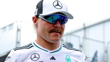 'Surfende' Bottas komt met geniale transferhint op social media
