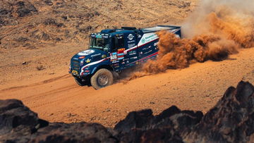 Nederlandse trucker ziet hoop op zege in laatste deel Dakar-etappe vervliegen