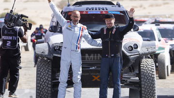 Video: Dakar-outsider vliegt meermaals over de kop in megaklapper