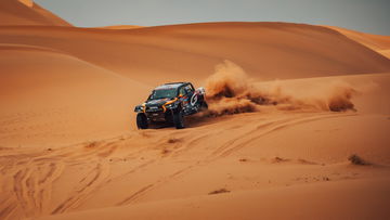 Getergde Dakar-leider laat gaspedaal spreken na onenigheid met concurrentie