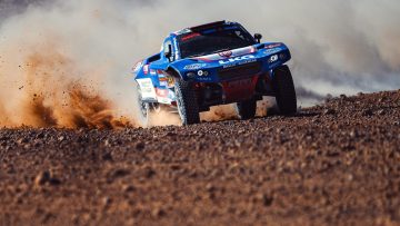 Coronel behaalt weergaloos resultaat in Dakar Rally: "Brok in mijn keel"