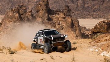 Dakar victory contender retires after huge crash